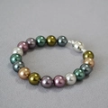 Dettaglio macro di collana di perle multicolore con chiusura magnetica a sfera argentata - Bracciale multicolore misto