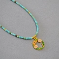 Détail du pendentif fleur papillon en émail et du collier de perles turquoise - Hibiscus d'Octobre