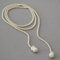 Détail d'un long collier de perles avec grandes perles baroques et accents dorés - Chaîne de pull