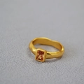 Detalle de la textura del anillo dorado martillado con un cristal naranja rectangular - US 7 / Oro Envejecido