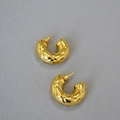 Detalle de los pendientes en C bañados en oro con patrón de rombos acolchados - Dorado
