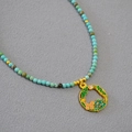 Détail du pendentif en émail fleuri avec collier de perles turquoise de style chinois - Lotus de Juin
