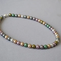 Dettaglio della collana di perle finte colorate con chiusura a sfera in argento lucido - Collana / 8mm
