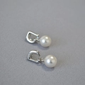 Eleganti orecchini di perle a forma di D in ottone dorato con perni in argento 925 - Oro Bianco