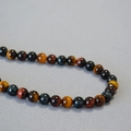 Collana di perle in occhio di tigre vintage nei toni oro, rosso e blu stile Maillard - 6mm