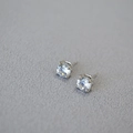S925 sterling zilveren oorknopjes met fonkelende ronde zirkonia in een vierpootzetting - 6mm