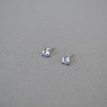 Primer plano de pendientes bañados en plata con circonitas redondas engastadas en cuatro garras - 4mm