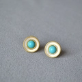 Vista detallada de pendientes vintage con turquesa y borde de nácar en base dorada - Stud aretes