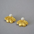 Pendientes vintage de flores en oro cepillado con perlas blancas de diseño francés - Dorado
