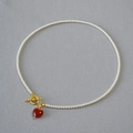 Détail du collier de perles avec fermoir à bascule doré et pendentif cœur en agate rouge - Blanc (Perle Artificielle)