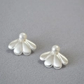 Boucles d'oreilles fleurs en argent brossé avec perles sur fond en tissu gris texturé - Argent