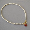Collier de perles élégant avec pendentif cœur en agate rouge et fermoir doré - Blanc (Perle d'Eau Douce)