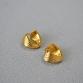 Orecchini a cerchio in ottone placcato oro con texture a conchiglia su tessuto grigio - Orecchino Placcato Oro