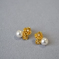 Pendientes de flor dorada con circonitas brillantes y perlas blancas elegantes - Estilo Rosa Perla Dorada