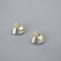 Macro di orecchini a cerchio in argento a forma di conchiglia con rilievi verticali - Orecchino Placcato Argento