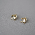 Primer plano de pendientes de plata 925 bañados en oro con cristales redondos brillantes - Dorado
