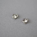 Vista detallada de los brillantes pendientes de plata con engaste de cristal de cuatro garras - Oro Blanco