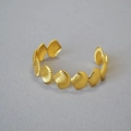 Makro-Detail des goldenen Messing-Armreifens mit verbundenen Muschel-Mustern - Vergoldung