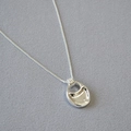 Collana a sella minimalista in argento con ciondolo rotondo lucido concavo da donna - Argento