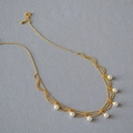 Collana vintage stile francese con catena dorata, onde a tre strati e perle bianche - Collana