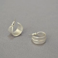 Pendientes de plata cepillada en forma de C con diseño de cinta ancha ondulada - Plata Antigua