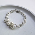 Detail van zilveren schakelarmband met elegante parelaccenten en een karabijnsluiting - Zilveren Schakelketting Parelarmband (9)