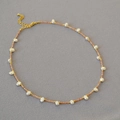 Collana elegante con schegge di pietra rosa, perle d'acqua dolce e grani dorati su grigio - Perla Bianco Champagne
