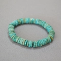 Detalle de cuentas de turquesa con texturas naturales en una pulsera elástica de cuentas - Pulsera de Turquesa de Corte Irregular (Shouchuan)