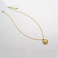 Détail d'un collier en laiton doré vintage avec un pendentif pièce en relief martelé - Collier de Pièce avec Relief Portrait (13亮金款)
