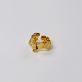 Détail de la texture fondue irrégulière et de la finition dorée brillante de la bague - Bague Ouverte à Plis de Lave Irréguliers (12)
