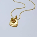 Vue détaillée d'un collier en laiton doré avec un pendentif à motif de relief carré - Collier Lingot d'Or Relief Carré (15复古金款)