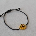 Bracelet vintage en laiton avec pendentif fleur en émail bleu et cordon noir tressé - Style Floral Peint en Émail Bleu (20)