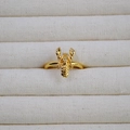 Détail macro d'une bague homard en laiton doré avec texture précise sur un présentoir - US 7 / Bague Créative en Forme de Homard (15)