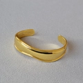Minimalistischer vergoldeter Wellenarmreif mit polierter unregelmäßiger Oberfläche - Gold