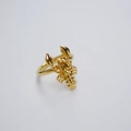 Détail macro d'une bague homard minimaliste en laiton plaqué or avec anneau poli - US 7 / Bague Grand Homard Réaliste (16)