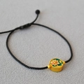 Détail d'un charm lotus en émail et laiton doré avec bracelet en corde noire tressée - Style Lotus Rose Blanc 999 (18)