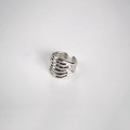 Vue macro d'une bague argentée polie avec un design texturé de métal liquide - Bague à Texture Ondulée Multicouche Argentée (17)