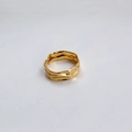 Vue détaillée d'une bague en laiton doré avec une texture de lave irrégulière polie - Bague Ouverte Lave Irrégulière Dorée (19)
