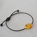 Détail du bracelet tissé noir avec pendentif en laiton doré et émail traditionnel - Pendentif Ruyi Motif Nuage (15)