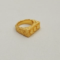 Vue détaillée d'une bague en laiton doré avec texture lave et trois motifs de cœur - Bague Coeur Texture Lave Dorée Brillante (25)