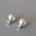 Vista detallada de pendientes esféricos de plata mate con textura de metal cepillado - 14mm / Plata mate