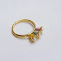 Bague minimaliste en laiton doré avec trois breloques fleurs colorées et perles - Bague à Pendentif Fleur en Émail Coloré (26)