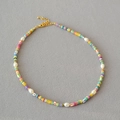 Collana colorata bohémien fatta a mano con perle e accenti dorati su tessuto grigio - Serie di Colori della Collana 1