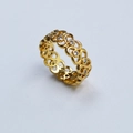 Détails macro d'une bague vague en laiton doré ornée de pierres de zircone cubique - US 7 / Bague en Zircon à Motif de Vagues Creuses Dorée (28)