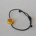 Détail d'un bracelet en corde noire avec pendentif en émail doré et texte des Cinq Dieux Riches - Style Rond Dieu de la Richesse (10)