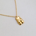 Détail d'un collier en laiton doré avec pendentif artistique de torse féminin abstrait - Collier Pendentif Buste Féminin Minimaliste (30)