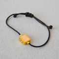 Détail du bracelet tissé noir ajustable avec perle dorée gravée et émail rose délicat - Style Rectangle en Émail Rose (9)
