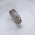 Vue macro d'une bague vague argentée avec design tissé évidé et pierres en zircon - US 7 / Bague en Zircon Ondulé Tissé Creux Argentée (29)