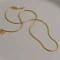 Détail d'un collier chaîne serpent en laiton plaqué or avec fermoir ajustable élégant - Collier Chaîne Serpent Doré Minimaliste (33)