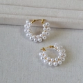 Eleganti orecchini a cerchio dorati con doppia fila di perle su tessuto crema - Oro+Bianco